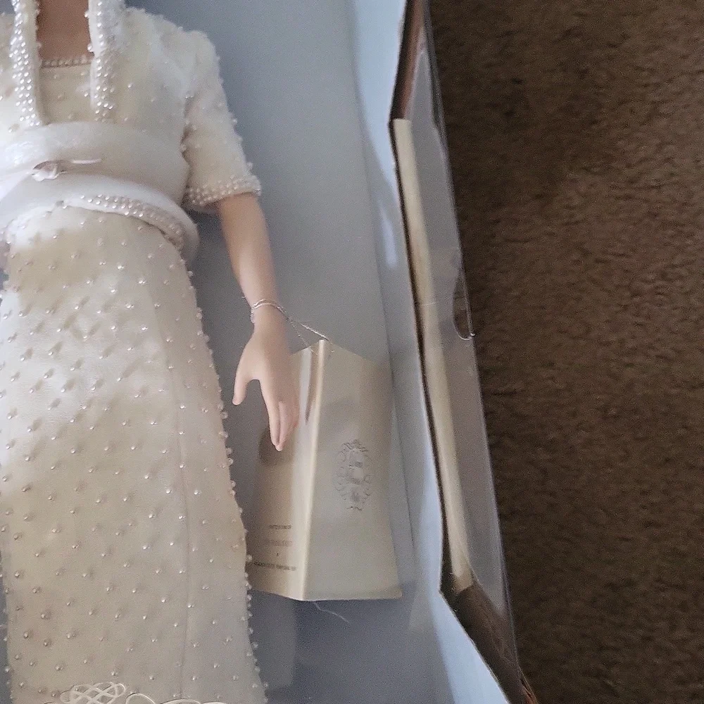 Princess Diana rare new boxed papers porcelain doll ♥️ gorgeous rare stand